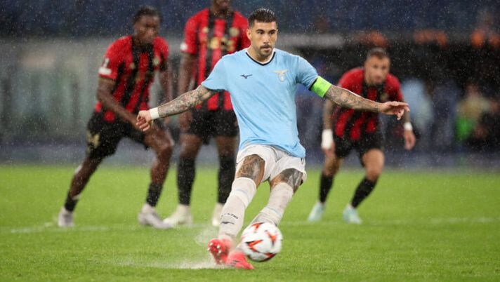 ROME, ITALY - OCTOBER 03: Mattia Zaccagni of Lazio scores his team's fourth goal from a penalty kick during the UEFA Europa League 2024/25 League Phase MD2 match between S.S. Lazio and OGC Nice at Stadio Olimpico on October 03, 2024 in Rome, Italy. (Photo by Paolo Bruno/Getty Images) Lazio, Zaccagni rigorista in Europa League: strappa il pallone dalle mani di Castellanos - immagine 1