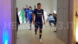 Nuova maglia Verona, l’arrivo dei calciatori in Gran Guardia