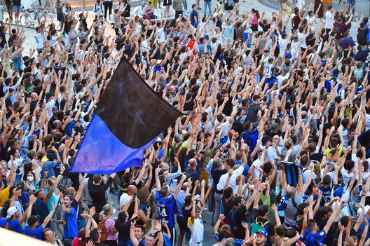 MILAN, ITALY - JULY 14: Inter fans raise their hands up during the presentation of the new 2022/2023 nike jersey at the nike store in piazza Gae Aulenti 6 on July 14, 2022 in Milan, Italy. (Photo by Mattia Pistoia - Inter/Inter via Getty Images) Inter, altro bagno di folla coi due trofei. Domani in Piazza Gae Aulenti con le nuove maglie- immagine 2