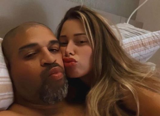 Selfie Instagram Adriano e le travagliate storie della sua vita amorosa nella sua biografia- immagine 2