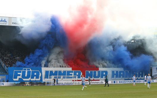 Caos tifosi per l’Hansa Rostock: graffiti sul pullman della squadra e insulti razzisti sul treno di ritorno- immagine 3