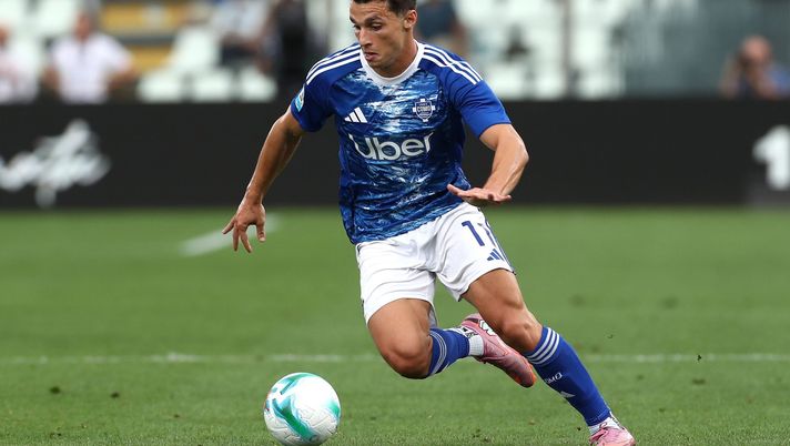 COMO, ITALY - AUGUST 24: Anastasios Douvikas of Como 1907 in action during the Serie A match between Como 1907 and SS Lazio at Giuseppe Sinigaglia Stadium on August 24, 2025 in Como, Italy. (Photo by Marco Luzzani/Getty Images) Douvikas, l’agente: “Si sente stimolato in vista della partita con il Napoli” - immagine 1
