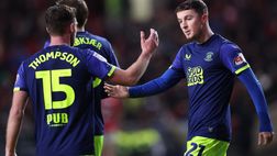 Follia in seconda divisione inglese: giocatore calcia una bottiglietta contro gli spalti e colpisce un tifoso