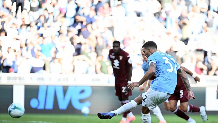 ROME, ITALY - OCTOBER 04: Danilo Cataldi of SS Lazio scores a third goal a penalty during the Serie A match between SS Lazio and Torino FC at Stadio Olimpico on October 04, 2025 in Rome, Italy. (Photo by Marco Rosi - SS Lazio/Getty Images) Lazio-Torino, Cataldi: “Per me questa squadra è tutto. Vogliamo tornare in Europa” - immagine 1