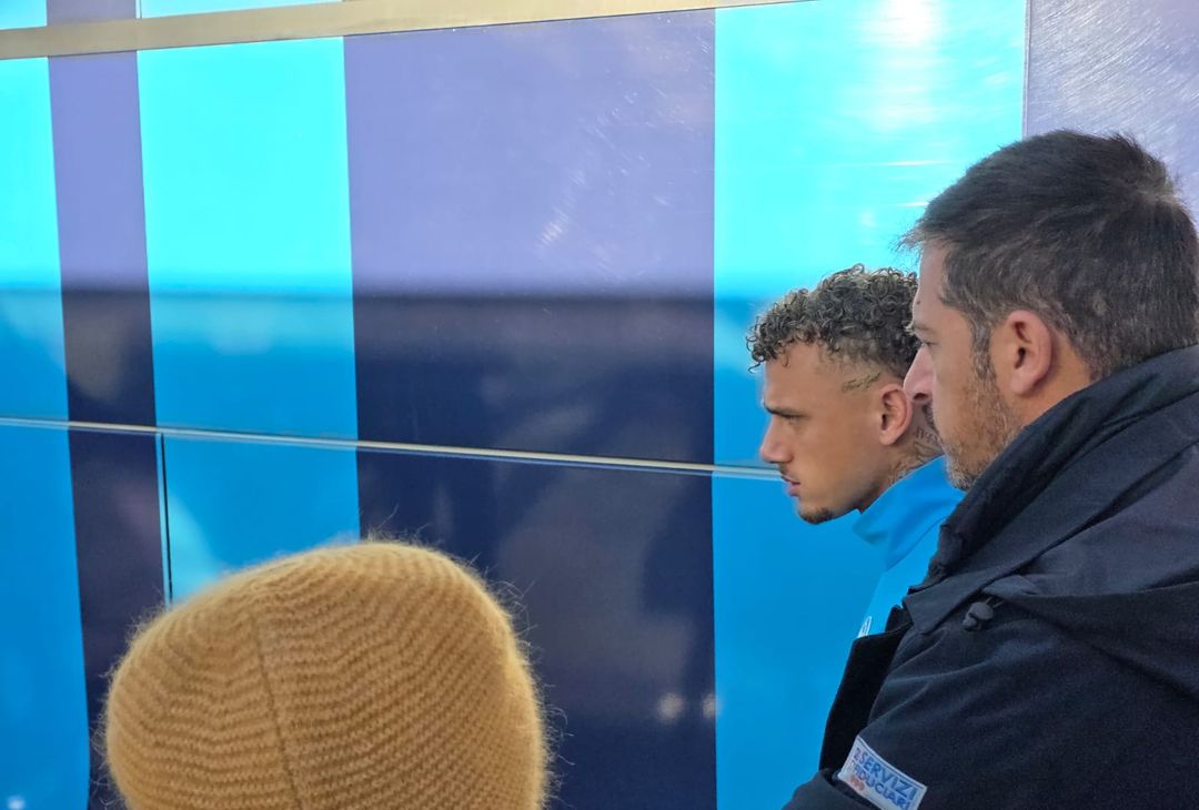 Il Napoli lascia l’albergo per la rifinitura: foto e autografi con i tifosi – LE FOTO - immagine 7