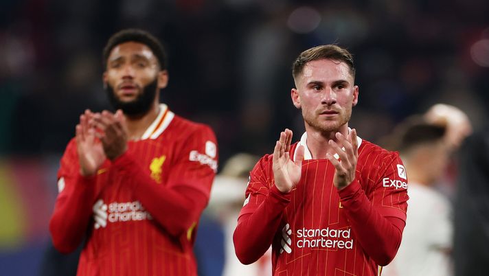 LEIPZIG, GERMANY - OCTOBER 23: Alexis Mac Allister of Liverpool applauds the fans following the team's victory during the UEFA Champions League 2024/25 League Phase MD3 match between RB Leipzig and Liverpool FC at Leipzig Stadium on October 23, 2024 in Leipzig, Germany. (Photo by Maja Hitij/Getty Images) Liverpool in testa in Premier, Mac Allister: “5 punti di vantaggio? Significa qualcosa” - immagine 1