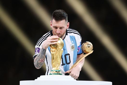 LUSAIL CITY, QATAR - 18 DICEMBRE: Lionel Messi dell'Argentina bacia il Trofeo dei Vincitori della Coppa del Mondo FIFA Qatar 2022 mentre tiene in mano la Scarpa d'Oro adidas dopo la finale della Coppa del Mondo FIFA Qatar 2022 tra Argentina e Francia allo stadio Lusail il 18 dicembre 2022 a Lusail City, Qatar. (Foto di Julian Finney/Getty Images) Mondiali 2026, verso il sorteggio di domani. Ferdinand: “Sarà un onore incredibile”- immagine 2