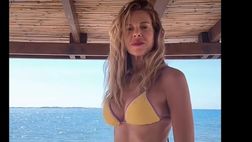 VIDEO / Alessia Marcuzzi, fisico perfetto. In Sicilia sfoggia il suo bikini giallo