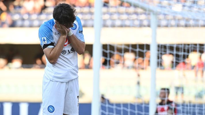 VERONA, ITALY - AUGUST 15: Khvicha Kvaratskhelia of SSC Napoli celebrates after scoring the 1-1 goal during the Serie A match between Hellas Verona and SSC Napoli at Stadio Marcantonio Bentegodi on August 15, 2022 in Verona, Italy. (Photo by Alessandro Sabattini/Getty Images) Sarà ancora Verona-Napoli al debutto: l’ultima volta fu nell’anno dello scudetto - immagine 1