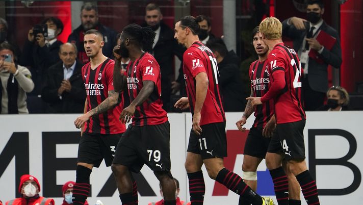 MILAN, ITALY - NOVEMBER 07: (L-R) Rade Krunic, Franck Kessie, Zlatan Ibrahimovic, Sandro Tonali and Simon Kjaer of AC Milan celebrate during the Serie A match between AC Milan and FC Internazionale at Stadio Giuseppe Meazza on November 07, 2021 in Milan, Italy. (Photo by Pier Marco Tacca/AC Milan via Getty Images) Il tema della leadership ed il luogo comune della mancanza di italiani - immagine 1