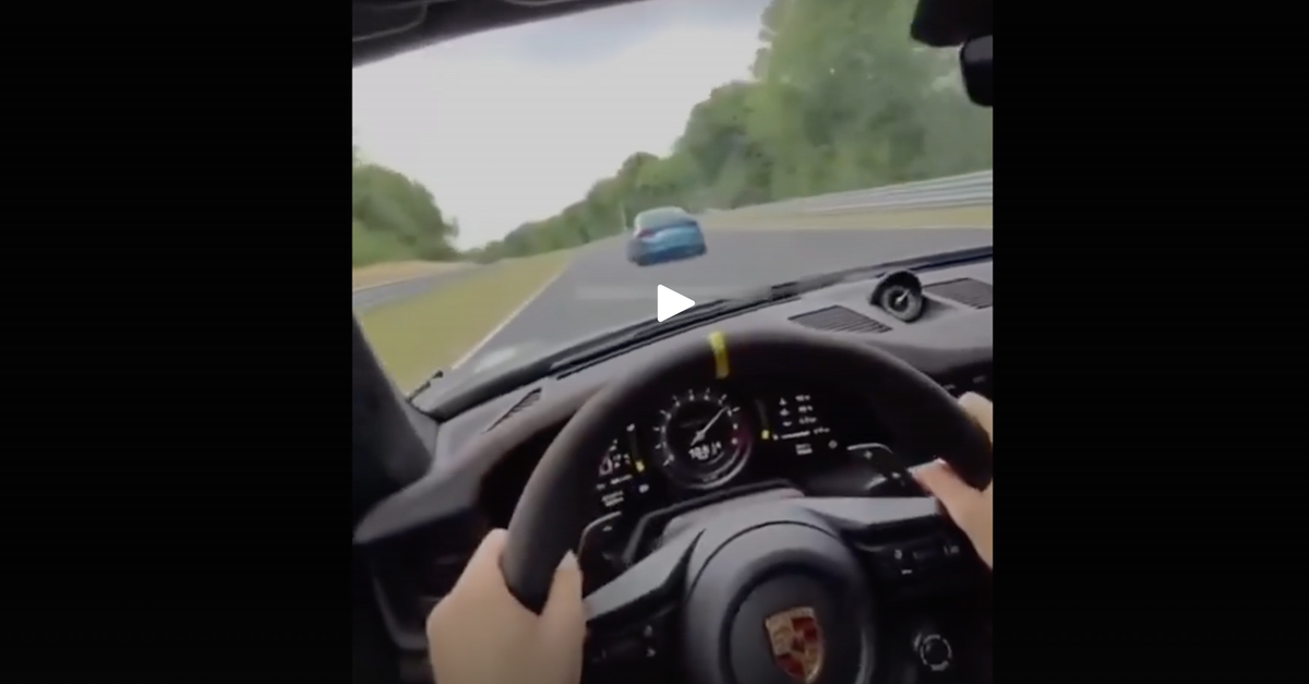 VIDEO / Due auto si scontrano a 200 km/h: l’incidente è pauroso VIDEO / Due auto si scontrano a 200 km/h: l’incidente è pauroso