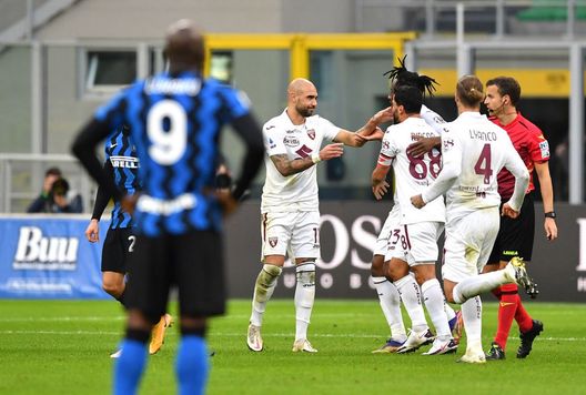 MILAN, ITALY - NOVEMBER 22: Simone Zaza (L) of Torino celebrates with team mates Soualiho Meite (2L), Tomas Rincon (2R) and Lyanco (R) after scoring their sides first goal during the Serie A match between FC Internazionale and Torino FC at Stadio Giuseppe Meazza on November 22, 2020 in Milan, Italy. Sporting stadiums around Italy remain under strict restrictions due to the Coronavirus Pandemic as Government social distancing laws prohibit fans inside venues resulting in games being played behind closed doors. (Photo by Valerio Pennicino/Getty Images)