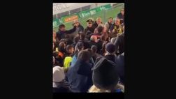 VIDEO / Rocchi contestato a Carrara con insulti e banconote sventolate in faccia