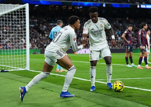 MADRID, SPAIN - JANUARY 17: Kylian Mbappé del Real Madrid (a sinistra) festeggia il primo gol della sua squadra con il compagno di squadra Vinicius Junior (a destra) durante la partita LaLiga EA Sports tra Real Madrid CF e Levante UD all'Estadio Santiago Bernabeu il 17 gennaio 2026 a Madrid, Spagna. (Foto di Angel Martinez)/Getty Images) Real Madrid, Mbappé tra i numeri stratosferici e la rabbia del momento: “Perdere così non è normale”- immagine 2