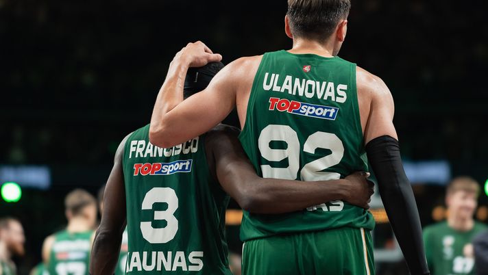 KAUNAS, LITHUANIA - NOVEMBER 25: Sylvain Francisco, #3 of Zalgiris Kaunas and Edgaras Ulanovas, #92 of Zalgiris Kaunas celebrating after the EuroLeague Regular Season Round 13 match between Zalgiris Kaunas and Kosner Baskonia Vitoria-Gasteiz at Zalgirio Arena on November 25, 2025 in Kaunas, Lithuania. (Photo by Eitvydas Kinaitis/Euroleague Basketball via Getty Images) Zalgiris-Partizan: dove vedere l’Eurolega di Basket in Streaming e in Tv - immagine 1