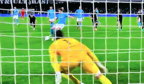 McTominay va a caccia della doppia cifra di gol dagli undici metri, ma Audero gli nega il raggiungimento di tale traguardo. mctominay napoli cremonese