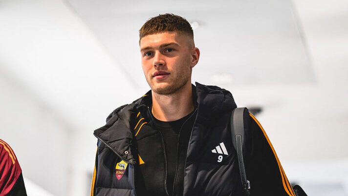 GLASGOW, SCOTLAND - NOVEMBER 05: AS Roma player Artem Dovbyk travels to Glasgow on November 05, 2025 in Glasgow, Scotland. (Photo by Fabio Rossi/AS Roma via Getty Images) Roma, la possibile gestione di Dybala con la Juve e cosa filtra sulla convocazione di Dovbyk - immagine 1