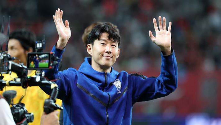 SEOUL, SOUTH KOREA - OCTOBER 14: Son Heung Min of South Korea applauds fans after the team's 2-0 victory in the international friendly between South Korea and Paraguay at Seoul World Cup Stadium on October 14, 2025 in Seoul, South Korea. (Photo by Chung Sung-Jun/Getty Images) Ex Tottenham: Son al Milan per andare ai Mondiali, come fece Beckham