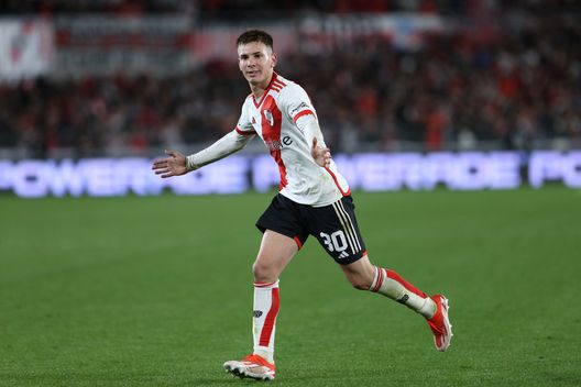 BUENOS AIRES, ARGENTINA - JULY 28: Franco Mastantuono of River Plate celebrates after scoring the first goal of his team during a Liga Profesional 2024 match between River Plate and Sarmiento at Estadio Mas Monumental Antonio Vespucio Liberti on July 28, 2024 in Buenos Aires, Argentina. (Photo by Daniel Jayo/Getty Images) ESCLUSIVA dall’Argentina: “Mastantuono pronto per l’Europa, vi dico chi mi ricorda…”- immagine 2