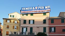 Boccadasse, non solo lo scoglio rossoblu: derby blucerchiato con lo striscione “Genova per noi”