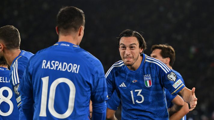 ROME, ITALY - NOVEMBER 17: Matteo Darmian of Italy celebrates with Giacomo Raspadori after scoring the goal during the UEFA EURO 2024 European qualifier match between Italy and North Macedonia at Stadio Olimpico on November 17, 2023 in Rome, Italy. (Photo by Claudio Villa/Getty Images) Svizzera-Italia, Darmian: “È difficile spiegare qualcosa. Chiediamo scusa” - immagine 1
