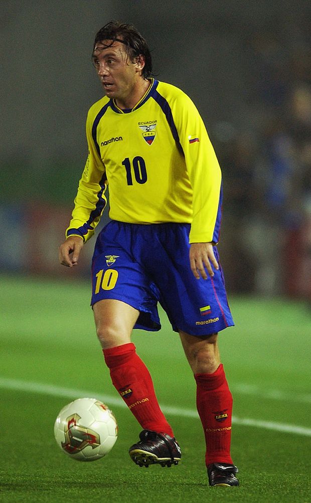 YOKOHAMA - JUNE 13: Alex Aguinaga of Ecuador runs with the ball during the FIFA World Cup Finals 2002 Group G match between Croatia and Ecuador played at the International Stadium Yokohama, in Yokohama, Japan on June 13, 2002. Ecuador won the match 1-0. DIGITAL IMAGE. (Photo by Stu Forster/Getty Images) Estupinan primo ecuadoriano al Milan: il precedente sfiorato di Aguinaga nel 1989- immagine 3