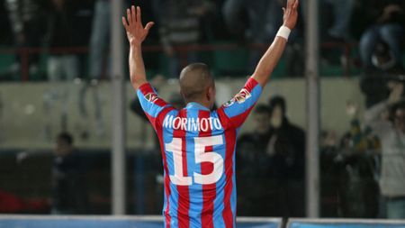 CATANIA, ITALY - FEBRUARY 27: Takayuki Morimoto of Catania Calcio battles for the ball with Massimo Donati of AS Bari during the Serie A match between Catania and Bari at Stadio Angelo Massimino on February 27, 2010 in Catania, Italy. (Photo by Maurizio Lagana/Getty Images) Morimoto ai tempi di Catania