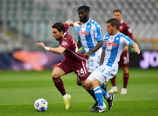 TURIN, ITALY - APRIL 26: Simone Verdi of Torino FC battles for possession with (L-R) Tiemoue Bakayoko and Diego Demme of SSC Napoli during the Serie A match between Torino FC and SSC Napoli at Stadio Olimpico di Torino on April 26, 2021 in Turin, Italy. Sporting stadiums around Italy remain under strict restrictions due to the Coronavirus Pandemic as Government social distancing laws prohibit fans inside venues resulting in games being played behind closed doors. (Photo by Valerio Pennicino/Getty Images) Toro: un undici poco “apprezzato” dai tifosi…- immagine 3