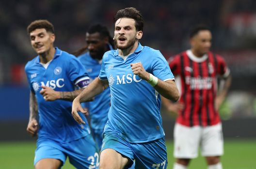 MILAN, ITALY - OCTOBER 29: Khvicha Kvaratskhelia of SSC Napoli celebrates after scores their team's second goal during the Serie A match between AC Milan and SSC Napoli at Stadio Giuseppe Meazza on October 29, 2024 in Milan, Italy. (Photo by Marco Luzzani/Getty Images) Milan e Napoli: da Maradona e Van Basten a Kvara e Leao- immagine 5