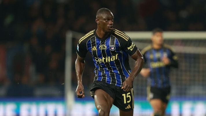 PISA, ITALY - OCTOBER 30: Idrissa Toure' of Pisa Sporting Club in action during the Serie A match between Pisa SC and SS Lazio at Arena Garibaldi on October 30, 2025 in Pisa, Italy. (Photo by Gabriele Maltinti/Getty Images) I voti di Pisa-Cremonese al fanta: la scelta su Touré e Tramoni! Vandeputte più di Nzola, bocciatura per Vardy - immagine 1