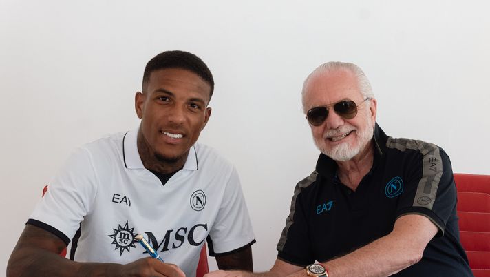 CASTEL DI SANGRO, ITALY - JULY 28: SSC Napoli player Michael Folorunsho signs with SSC Napoli President Aurelio De Laurentiis a contract extension until 2029 with the club on July 28, 2024 in Castel di Sangro, Italy. (Photo by SSC NAPOLI/SSC NAPOLI via Getty Images) Folorunsho e altri tre fuori dal gruppo, e Giuffredi incontra la Lazio: le ultime - immagine 1
