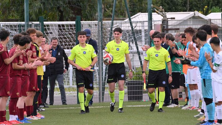 ‘No alla violenza’, l’AS Roma tributa agli arbitri il “pasillo de honor” - immagine 1