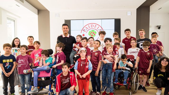 Armando Izzo in visita ai bambini del centro Paideia - immagine 1