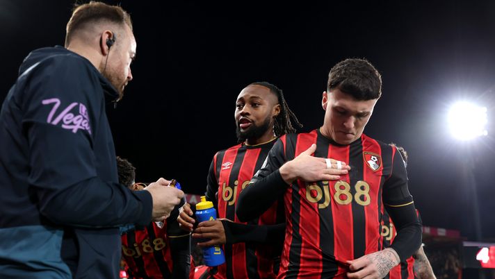 BOURNEMOUTH, ENGLAND - JANUARY 07: Alex Jimenez and Antoine Semenyo of AFC Bournemouth getting ready prior to the Premier League match between Bournemouth and Tottenham Hotspur at Vitality Stadium on January 07, 2026 in Bournemouth, England. (Photo by Michael Steele/Getty Images) Le 5 top news di oggi: domina Jimenez, bene anche editoriali e approfondimenti - immagine 1