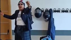 Il Prof. Siciliano scatenato: festeggia lo scudetto entrando in classe col kilt!