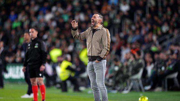 ELCHE, SPAIN - NOVEMBER 23: Eder Sarabia, Head Coach of Elche CF, reacts during the LaLiga EA Sports match between Elche CF and Real Madrid CF at Estadio Manuel Martinez Valero on November 23, 2025 in Elche, Spain. (Photo by Angel Martinez/Getty Images) Elche, Sarabia non si accontenta del pari con il Real: “Sul gol del 2-2 c’era un fallo chiaro” - immagine 1