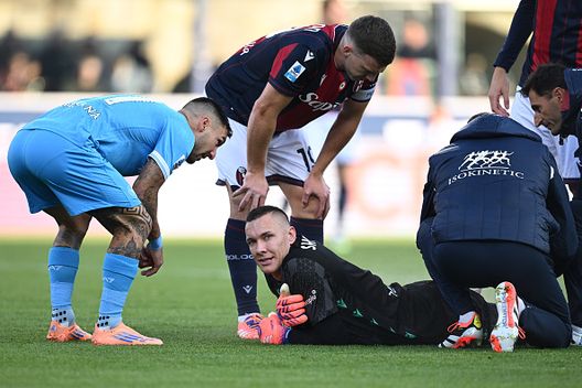 BOLOGNA, ITALY - NOVEMBER 09: Lukasz Skorupski of Bologna injury during the Serie A match between Bologna FC 1909 and SSC Napoli at Renato Dall'Ara Stadium on November 09, 2025 in Bologna, Italy. (Photo by Image Photo Agency/Getty Images)