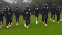 Tifosi a Castel Volturno malgrado il temporale: il “premio” dei calciatori del Napoli