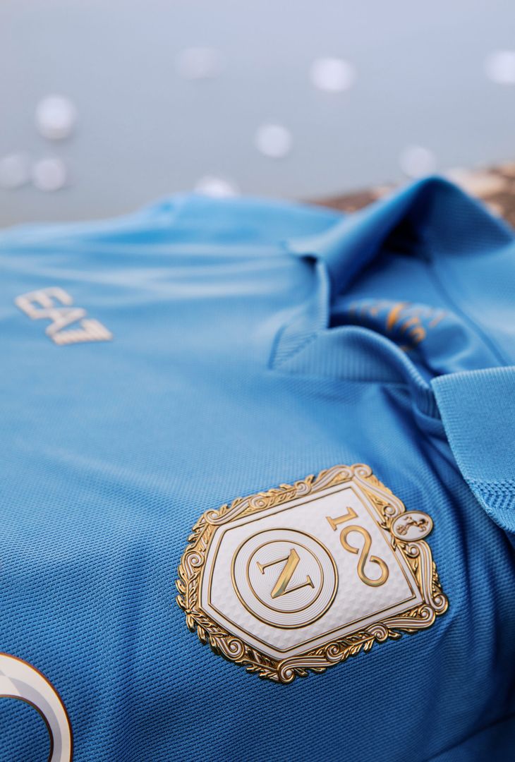 Il Napoli presenta la nuova maglia: svelata la divisa del Centenario!