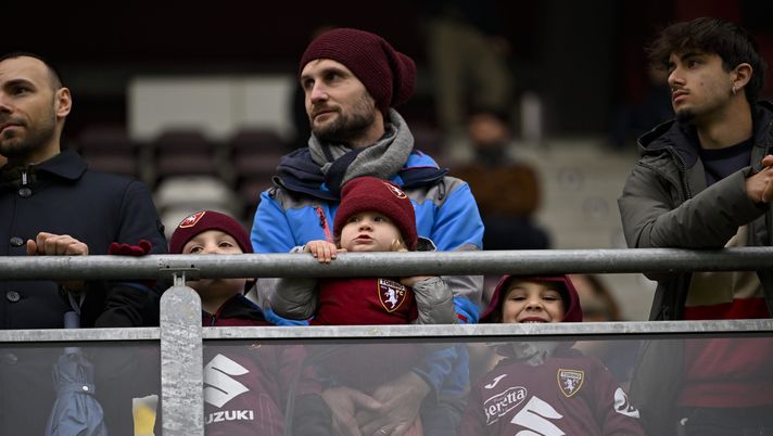 TURIN, ITALY - NOVEMBER 15: General view of fans of Torino FC during the Torino FC training session at Stadio Filadelfia on November 15, 2025 in Turin, Italy. (Photo by Stefano Guidi - Torino FC/Torino FC 1906 via Getty Images) “Un Natale per tutti”: il Torino sostiene il Sermig e ringrazia chi ha contribuito - immagine 1