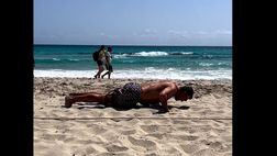 VIDEO / L’estate di Vieri, flessioni e ironia in spiaggia