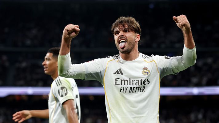 MADRID, SPAIN - JANUARY 04: Raul Asencio of Real Madrid celebrates scoring his team's third goal during the LaLiga EA Sports match between Real Madrid CF and Real Betis Balompie at Estadio Santiago Bernabeu on January 04, 2026 in Madrid, Spain. (Photo by Florencia Tan Jun/Getty Images) Asencio senza filtri: “Chiedete ad Arbeloa perché non gioco”, poi il dietrofront - immagine 1