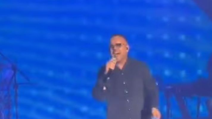 Gigi D’Alessio show alla Reggia di Caserta: sventolata una sciarpa del Napoli – VIDEO Gigi D’Alessio show alla Reggia di Caserta: sventolata una sciarpa del Napoli – VIDEO - immagine 1