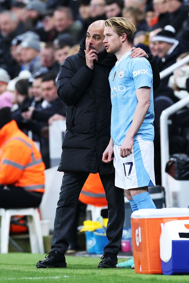 Premier, Guardiola chiarisce: 'De Bruyne resta al Manchester City'