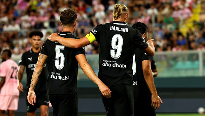 PALERMO, ITALY - AUGUST 09: Erling Haaland of Manchester City FC celebrates after scoring his team's opening goal during Pre-Season Friendly match between Palermo FC and Machester City FC at Stadio Renzo Barbera on August 09, 2025 in Palermo, Italy. (Photo by Maurizio Lagana/Getty Images) Il City elogia Palermo: “Se qualcuno sta cercando un posto per godersi del buon calcio, è la città perfetta” - immagine 1