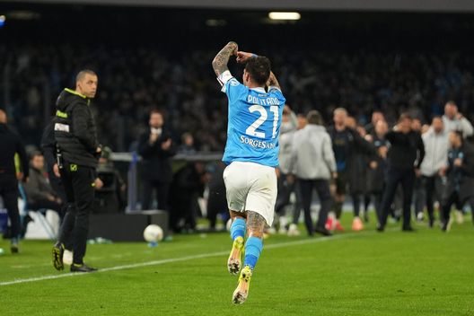 NAPOLI, ITALIA - 14 MARZO: Matteo Politano dell'SSC Napoli festeggia dopo aver segnato il secondo gol della sua squadra durante la partita di Serie A tra SSC Napoli e US Lecce allo Stadio Diego Armando Maradona il 14 marzo 2026 a Napoli, Italia. (Foto di Francesco Pecoraro/Getty Images) Il Napoli ritrova De Bruyne, vince e manda un segnale al campionato: contro il Lecce termina 2-1- immagine 5
