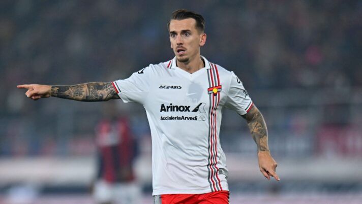 BOLOGNA, ITALY - DECEMBER 01: Jari Vandeputte of US Cremonese during the Serie A match between Bologna FC 1909 and US Cremonese at Renato Dall'Ara Stadium on December 01, 2025 in Bologna, Italy. (Photo by Alessandro Sabattini/Getty Images) Ecco cinque centrocampisti che potete schierare alla 19a giornata al fantacalcio - immagine 1