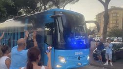 Il pullman del Napoli arriva al Maradona: l’accoglienza dei tifosi