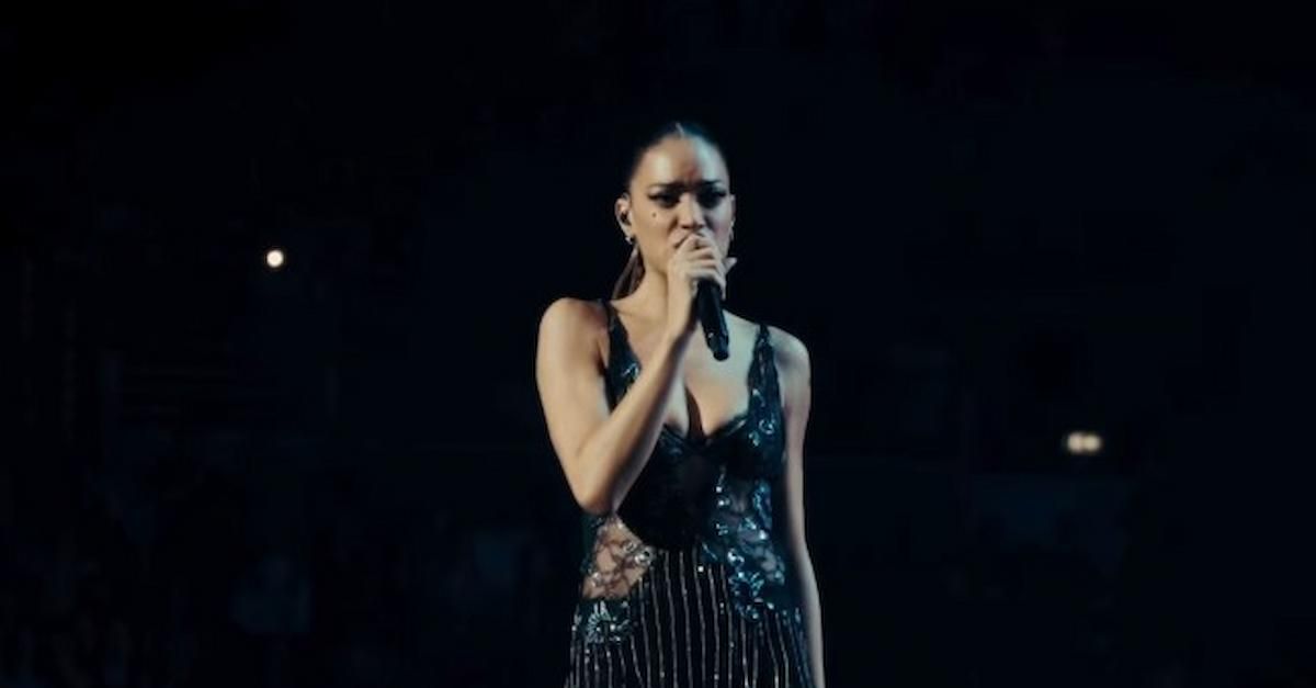 Elodie lancia via il cellulare di un giornalista. Lei: “Orrendo, mettiamoci sto telefono nel c***”