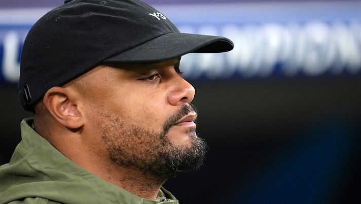 MADRID, SPAIN - APRIL 07: Vincent Kompany, Head Coach of FC Bayern Munich, looks on prior to the UEFA Champions League 2025/26 Quarter-Final First Leg match between Real Madrid CF and FC Bayern München at Estadio Santiago Bernabeu on April 07, 2026 in Madrid, Spain. (Photo by Aitor Alcalde/Getty Images) Real-Bayern, Kompany elogia Neuer: “Ha 40 anni ed è ancora uno dei migliori al mondo” - immagine 1